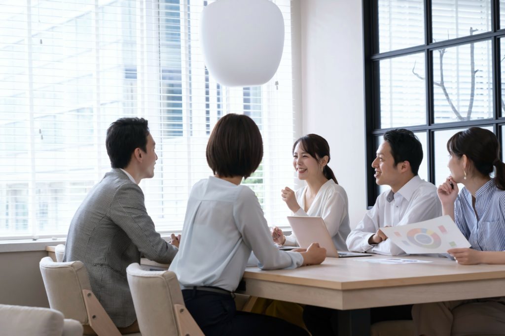 打ち合わせをする人たち